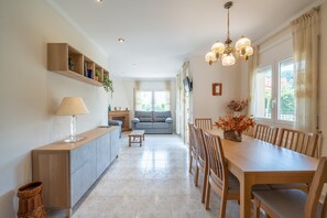 Villa | Dining - Villa in L'escala Near Riells Beach (L'Escala)