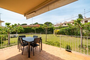 Villa | Outdoor dining - Villa in L'escala Near Riells Beach (L'Escala)