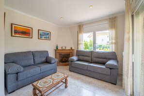 Villa | Living area - Villa in L'escala Near Riells Beach (L'Escala)