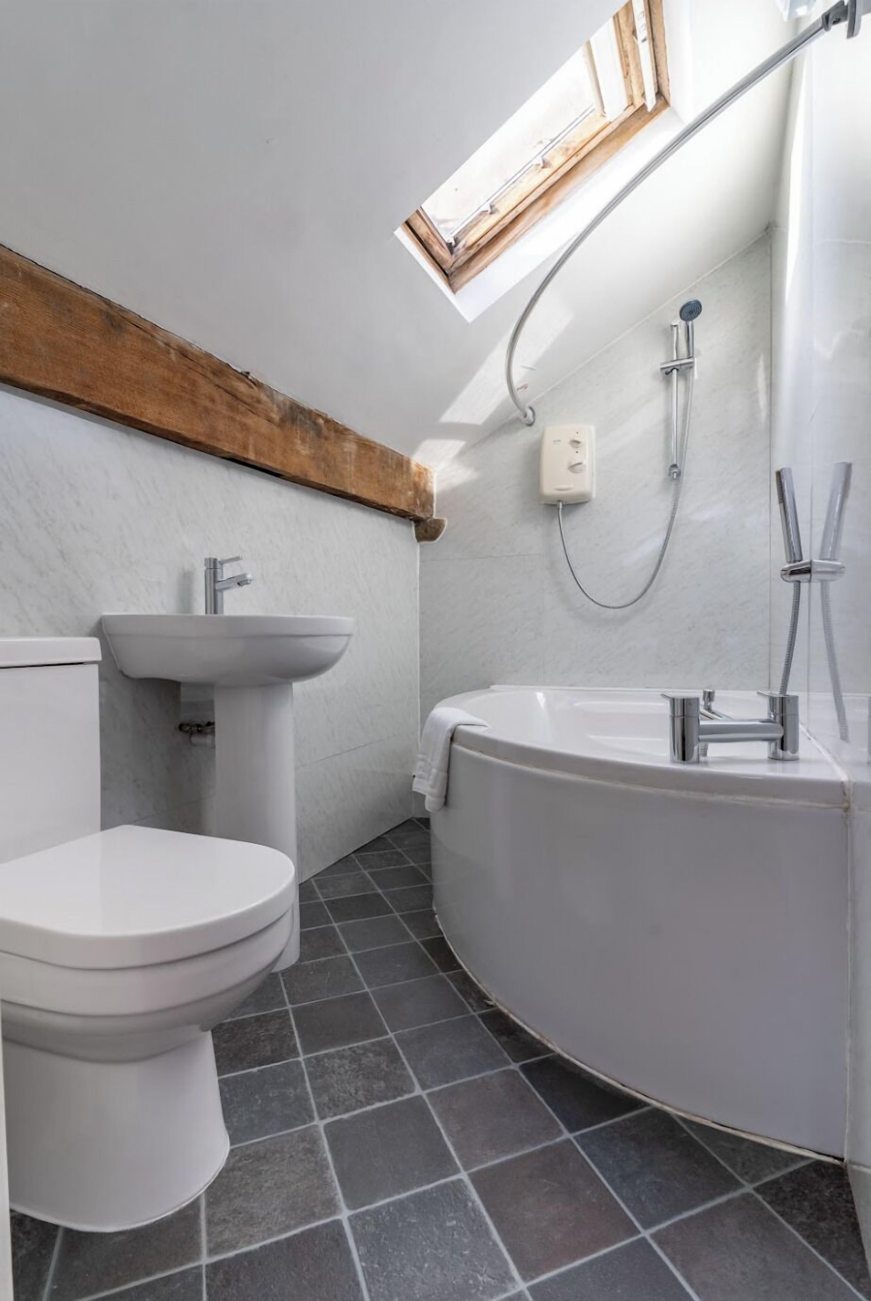 Studio Suite | Bathroom | Combined shower/tub, free toiletries, hair dryer, towels