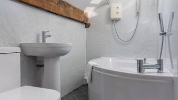 Studio Suite | Bathroom | Combined shower/tub, free toiletries, hair dryer, towels