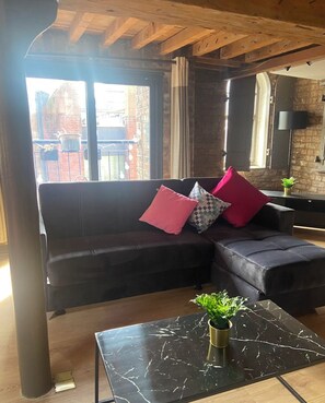 Suite estudio | Área de sala de estar | Televisión