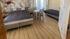 Quarto com cama, escrivaninha e uma cadeira.