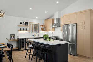Geladeira, micro-ondas, fogão, cooktop