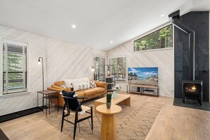 تلفزيون ذكي، مدفأة، كُتُب، شاشة كمبيوتر