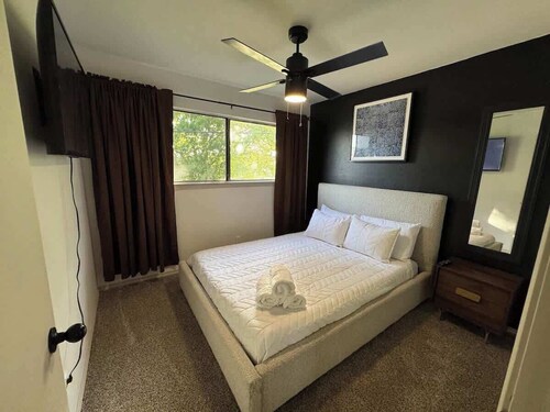 Modern Retreat | Sleeps 6 | Heart of Waxahachie