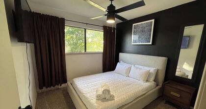 Modern Retreat | Sleeps 6 | Heart of Waxahachie