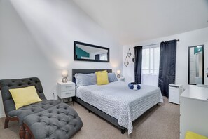 4 bedrooms, iron/ironing board, travel crib, free WiFi - Spacious & Charming Poconos Pine Hideaway (Tobyhanna)