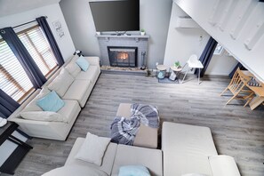 Smart TV, fireplace, video games - Spacious & Charming Poconos Pine Hideaway (Tobyhanna)