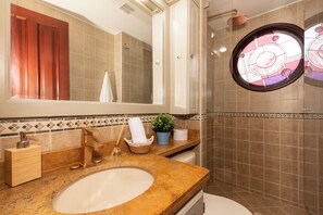 Doccia, asciugacapelli, asciugamani, sapone