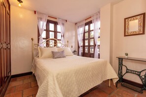 2 habitaciones, escritorio, tabla de planchar con plancha y wifi