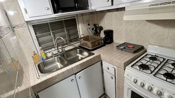 Microondas, placa de cocina, lavavajillas, utensilios de cocina