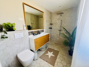 Secador de cabelo, toalhas de banho, papel higiênico