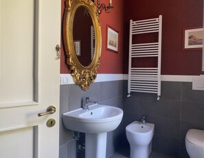 Sèche-cheveux, serviettes fournies, savon, papier toilette