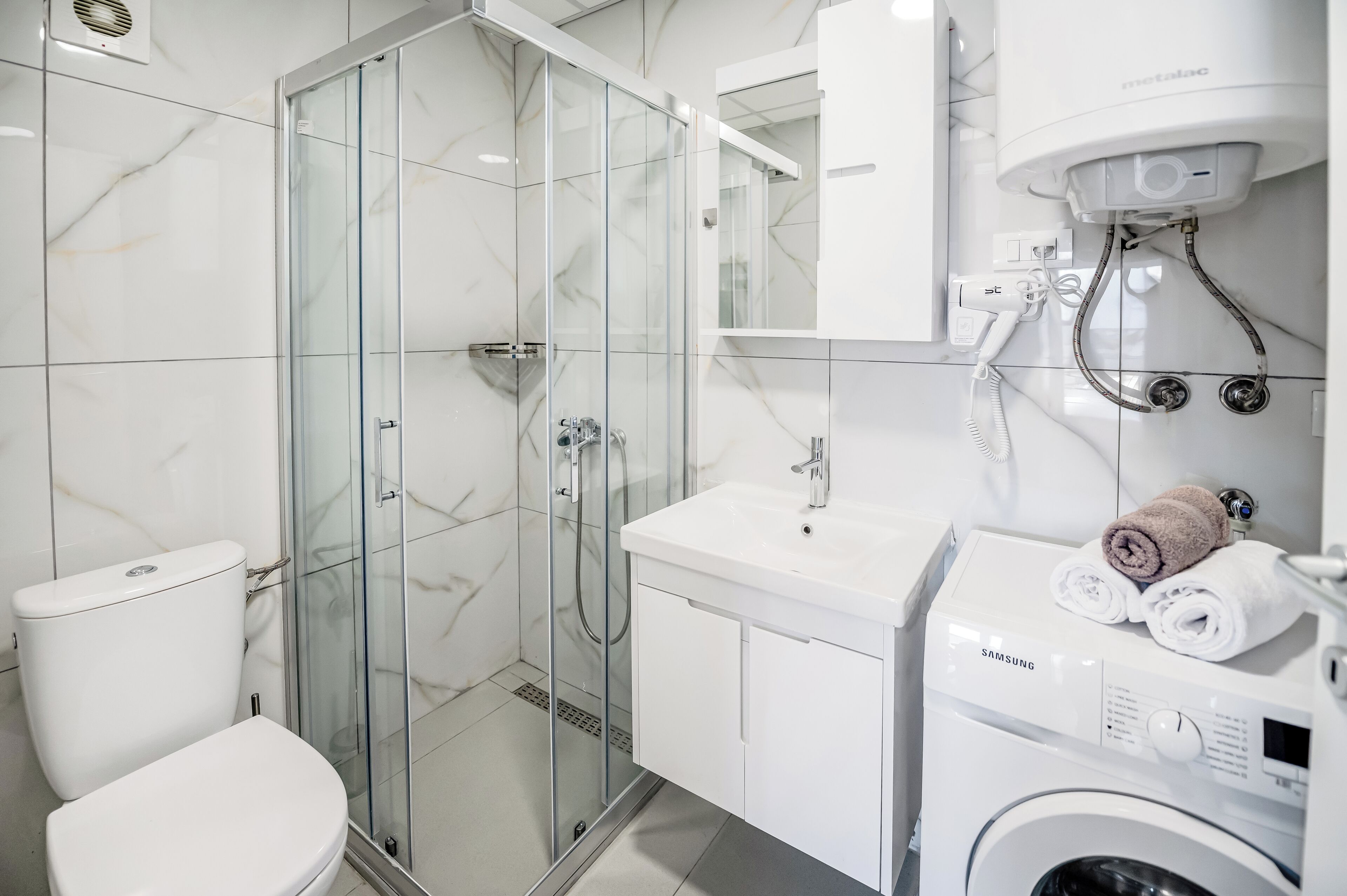 Dusj, hårføner, håndklær og såpe