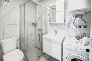 Regadera, amenidades de baño gratuitas, secadora de cabello, pantuflas 