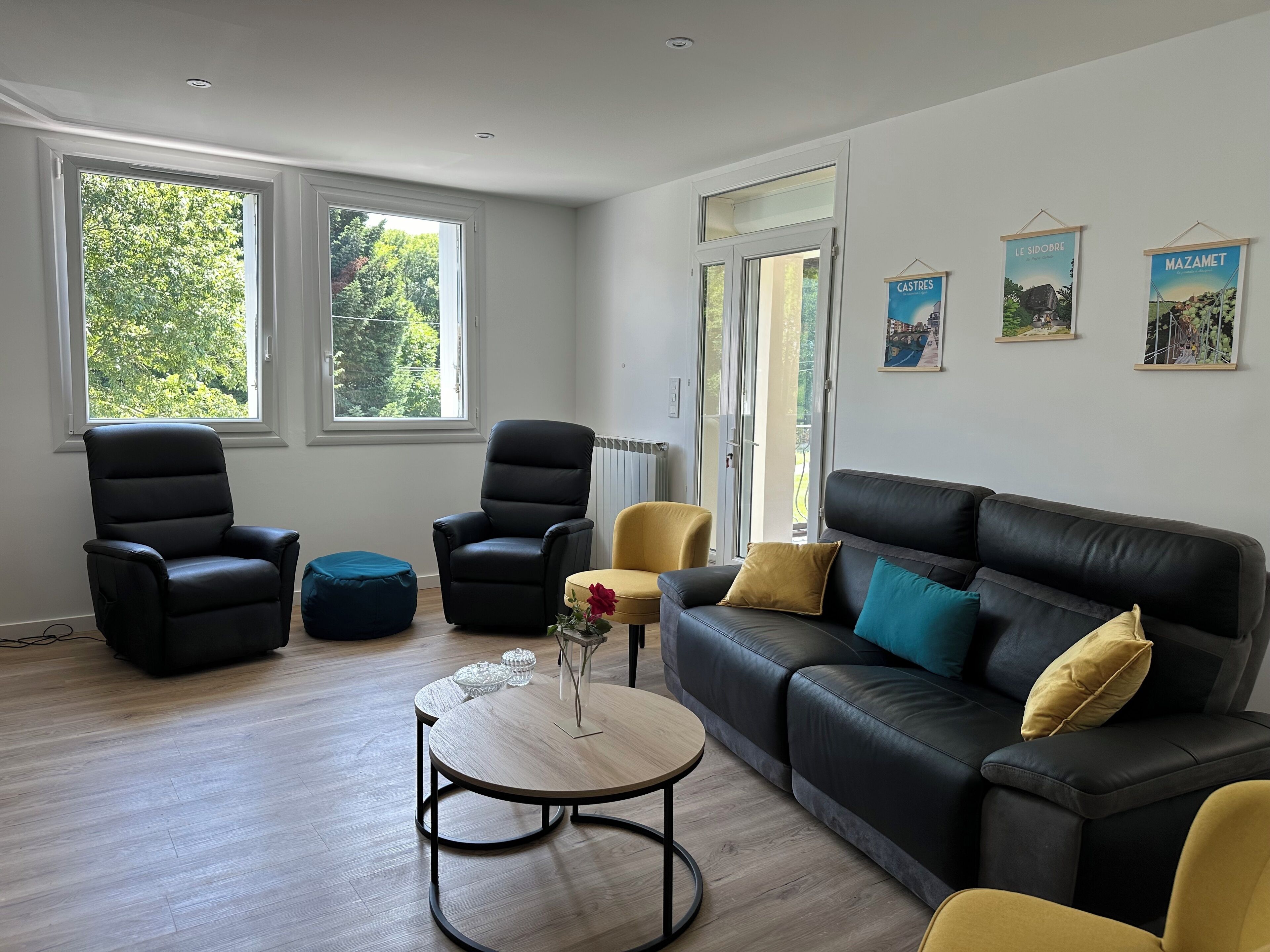 Smart-tv, een open haard, tafelvoetbal en een tafeltennistafel