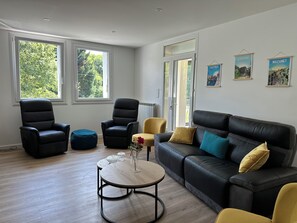 Een smart-tv, een open haard, tafelvoetbal en een tafeltennistafel