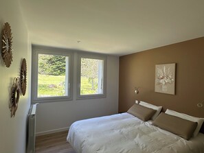 4 chambres, fer et planche à repasser, lit parapluie, Wi-Fi gratuit