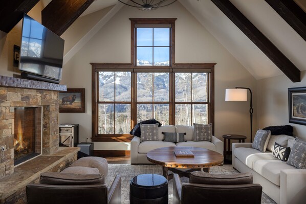 Smart-TV, Kamin, Bücher, Stereoanlage