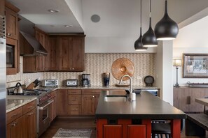 Fridge, microwave, oven, stovetop - Trails Edge Penthouse-Curate Telluride-Hot Tub, Ski In/Out, Lux Detail, Near MKT (Mountain Village)