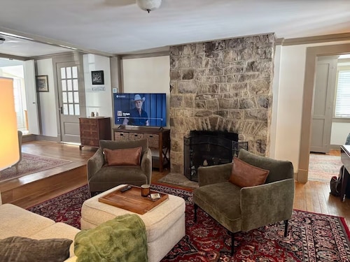 Charming 3-bedroom cottage with WiFi and AC in Hot Springs