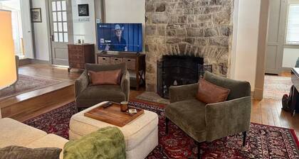 Charming 3-bedroom cottage with WiFi and AC in Hot Springs