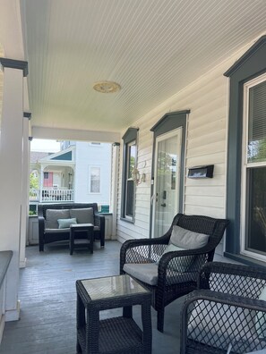 Terrace/patio - Charming 4-bedroom house with WiFi in Eau Claire near Water Street and Campus. (Eau Claire)