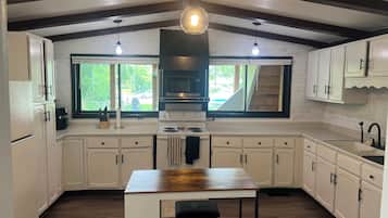 Køleskab, mikrobølgeovn, ovn, kogeplade