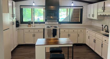 Charming 4-bedroom house with WiFi in Eau Claire near Water Street and Campus.