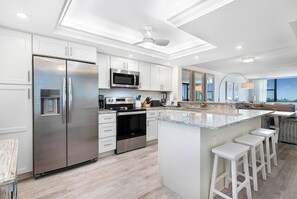 冷蔵庫、電子レンジ、オーブン、コンロ