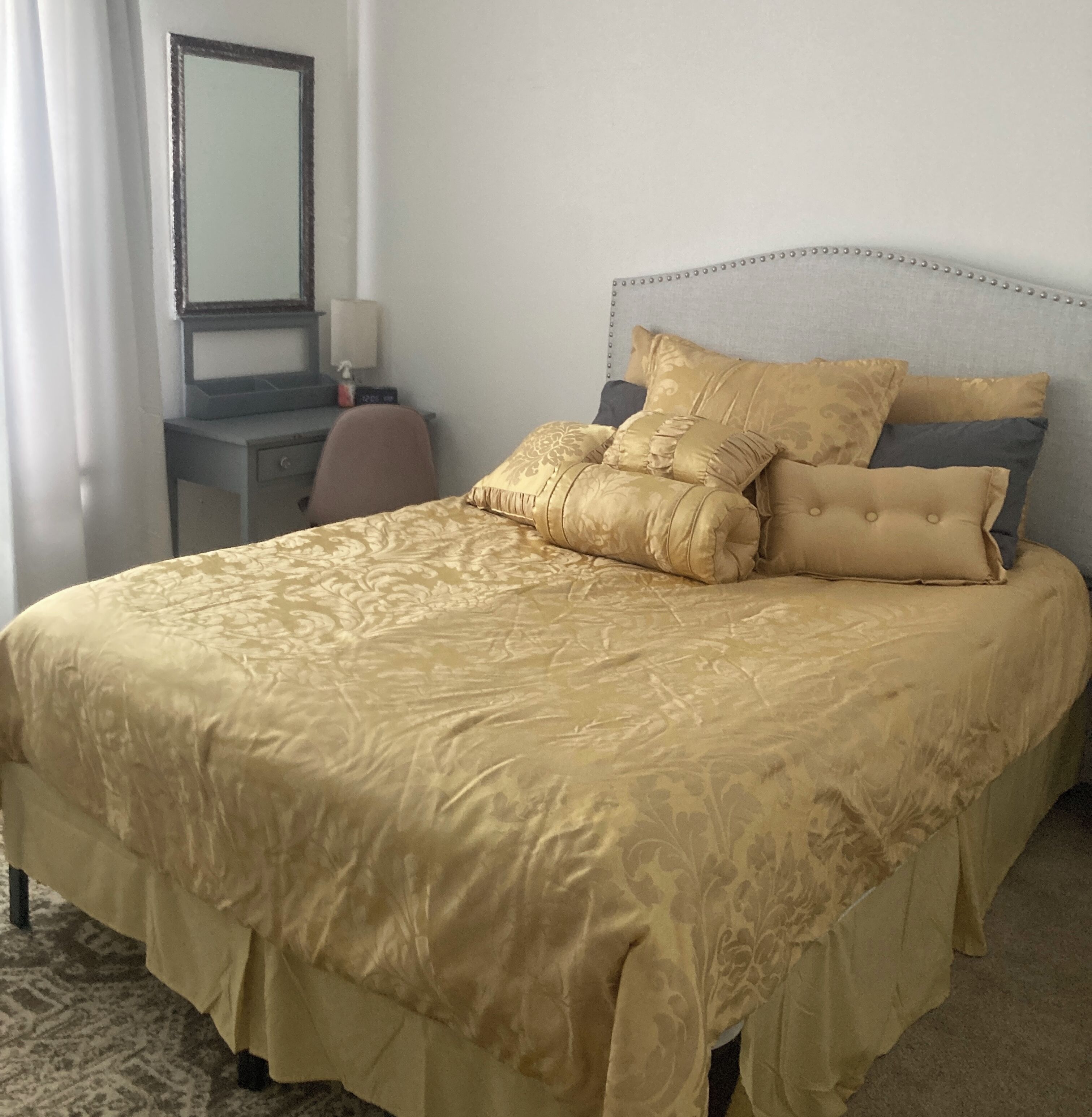 3 quartos, escrivaninha, ferros/tábuas de passar roupa