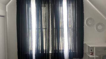 3 bedrooms, desk, iron/ironing board, free WiFi