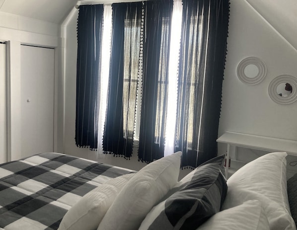 3 bedrooms, desk, iron/ironing board, free WiFi