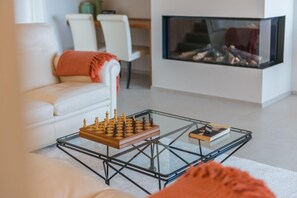 Una Smart TV, una mesa de tenis de mesa