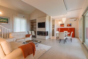 TV connectée, cheminée, table de tennis de table, chaîne hi-fi