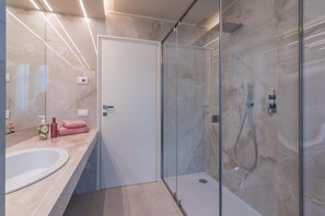 Douche, sĂšche-cheveux, bidet