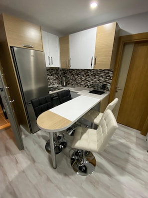Full-sized fridge, stovetop, cookware/dishes/utensils - QUEEN SUİTES GÖRÜKLE (Bursa)