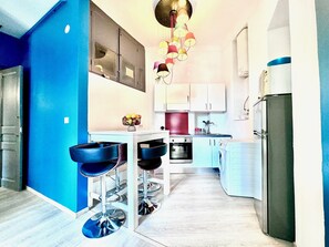Fridge, oven, coffee/tea maker, electric kettle
