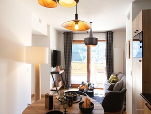 Apartment | Living room - Apartment in Vaujany With Stunning Mountain Views (Vaujany)