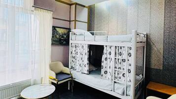 Habitación cuádruple Deluxe | Caja fuerte