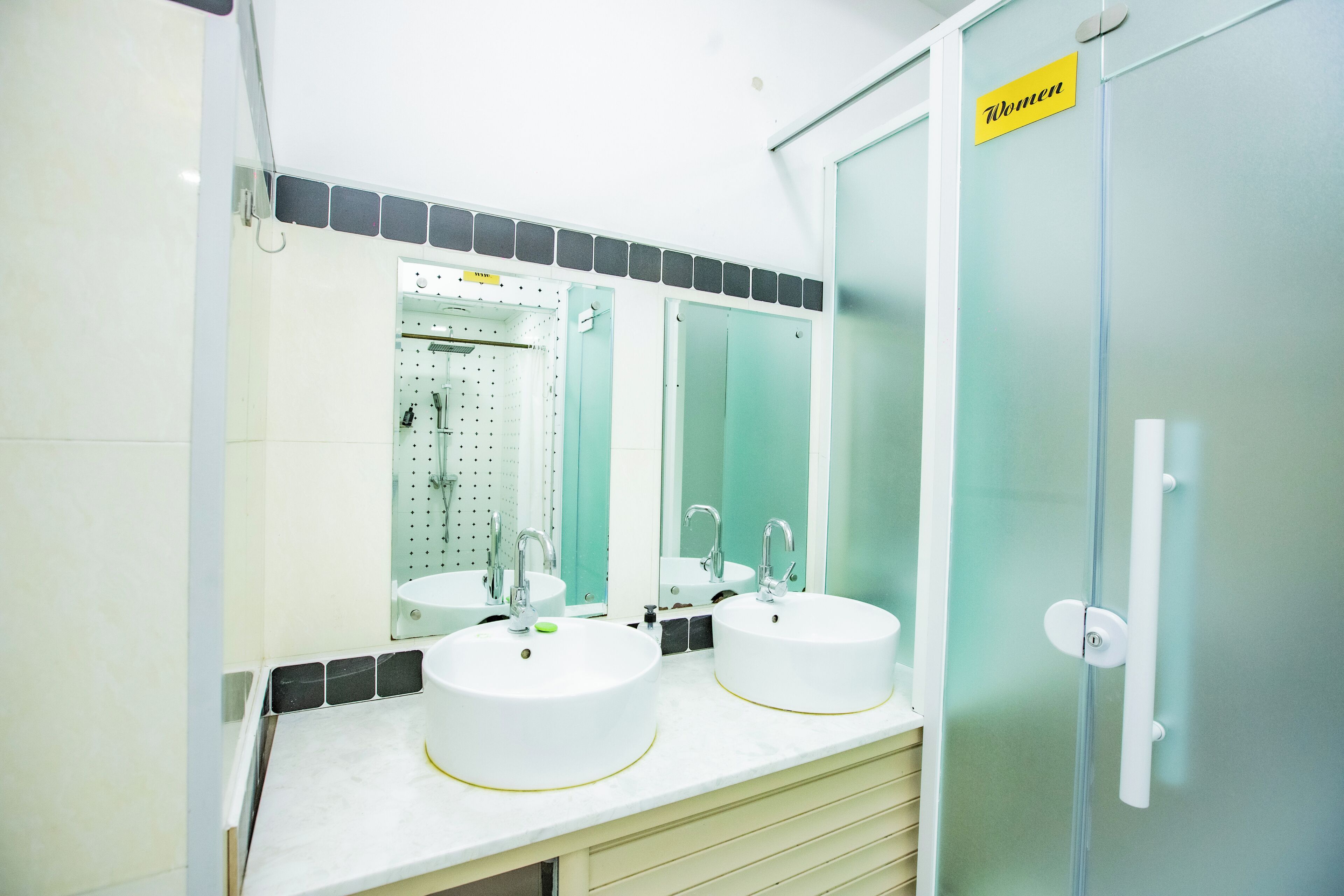 Deluxe Quadruple Room | Bathroom