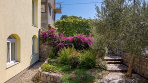 Garden - Apartment in Kraljevica Near Rock Beach (Kraljevica)