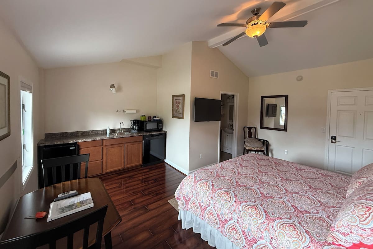 Suite #5 | Hypo-allergenic bedding, iron/ironing board, free WiFi, bed sheets