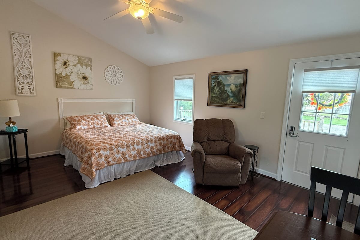 Suite #6 ADA | Hypo-allergenic bedding, iron/ironing board, free WiFi, bed sheets