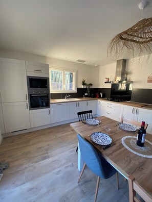 Fridge, microwave, oven, stovetop - Villa on the Bay of Arcachon (Audenge)