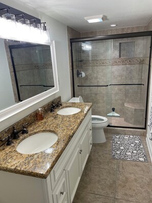 Douche, serviettes fournies, savon, papier toilette