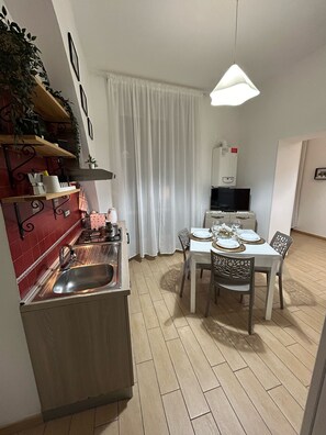 Hochstuhl, Kochgeschirr/Geschirr/Besteck