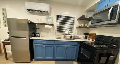 Charming 1-bedroom cottage in welcoming Jensen Beach with WiFi, AC