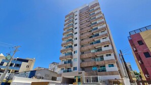 Un edificio residencial de varios pisos con balcones, número 337, rodeado de otros edificios.